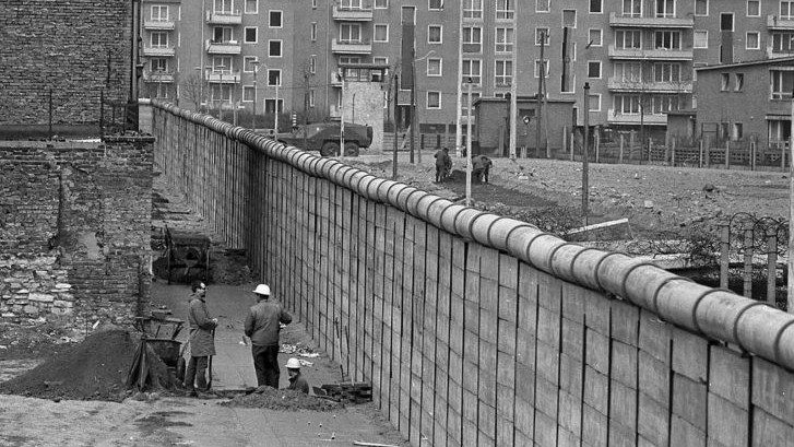 A berlini fal megépül