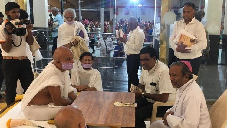 जैन धर्मगुरू से मुलाकात करते बैंगलोर के महाधर्माध्यक्ष पीटर मचाडो
