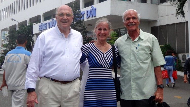 Bác sĩ Ray Mitchell với vợ, bà Ellen, và cha Julio Giulietti SJ