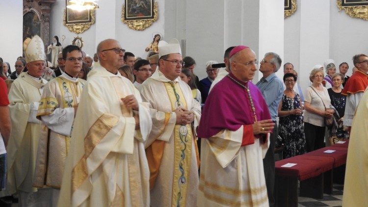 La santa messa e benedizione del nuovo abate di Sticna presieduta da mons Stanislav Zore 5.jpg