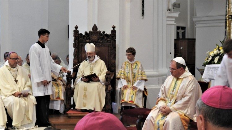 La santa messa e benedizione del nuovo abate Maksimilijan di Sticna presieduta da mons Stanislav Zore 3.jpg