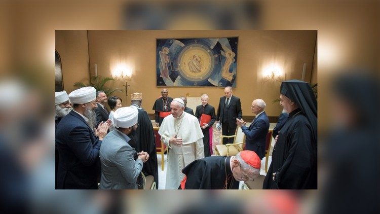 Папа Франциск приймає представників руху «Релігії за мир» у Ватикані 18 жовтня 2017 р. 