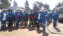 Zimbabwe's Mbare Catholic youth set off to clean the city.jpg