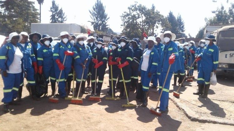 Zimbabwe’s ‘Team up 2 Clean up Mbare’ setting off to clean the the city