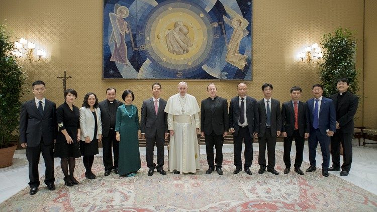 قداسة البابا فرنسيس والوفد الفيتنامي المشارك في لقاء مجموعة العمل بين فيتنام والكرسي الرسولي آب أغسطس 2019