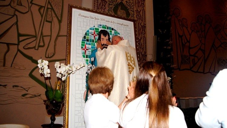 O mosaico finalizado ao final da missa
