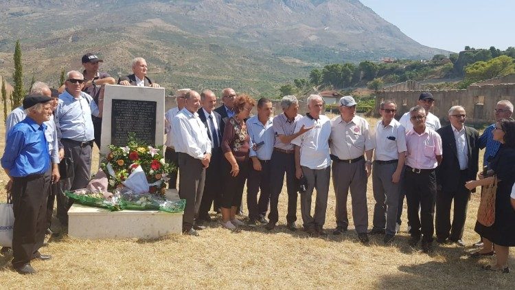 Mons Gjergj Meta con un gruppo degli albanesi a Tepelena ricorda le vittime del comunismo in Albania3.jpg