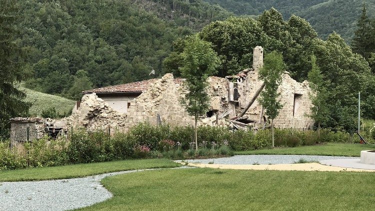 Le rovine della Chiesa dei Santi Pietro e Paolo, nella frazione di Borgo di Arquata  