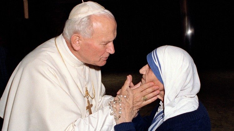 Nënë Tereza me Papën Gjon Pali II