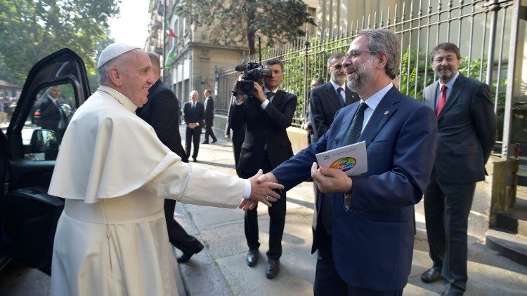 2019.08.26 Papa Francesco con il moderatore valdese Eugenio Bernardini nel tempio di Torino, il 22 giugno 2015