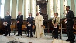 2019.08.26 Papa Francesco con il moderatore valdese Eugenio Bernardini nel tempio di Torino, il 22 giugno 2015 03.jpg