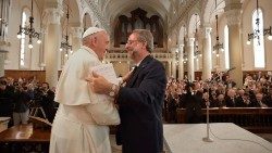 2019.08.26 Papa Francesco con il moderatore valdese Eugenio Bernardini nel tempio di Torino, il 22 giugno 2015 04.JPG