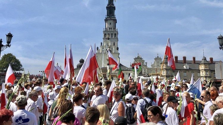 Tausende von Menschen pilgern zu Mariä Himmelfahrt in den polnischen Marienwallfahrtsort Tschenstochau - Aufnahme von 2019