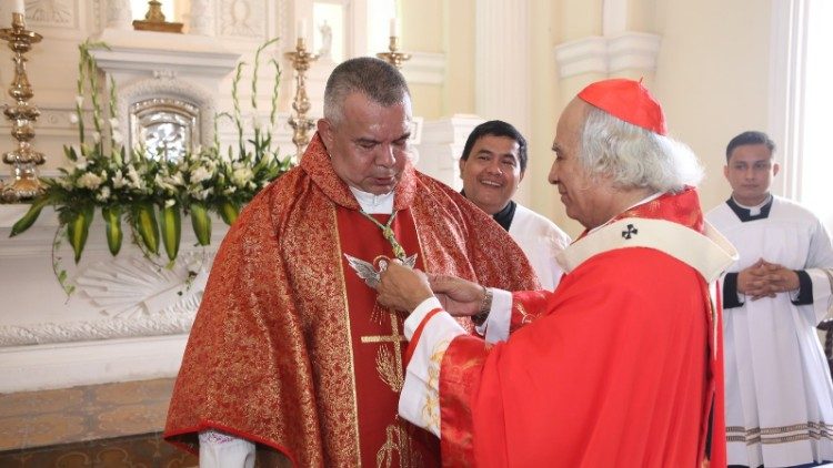 Nuevo obispo toma posesión de la diócesis de León, Nicaragua