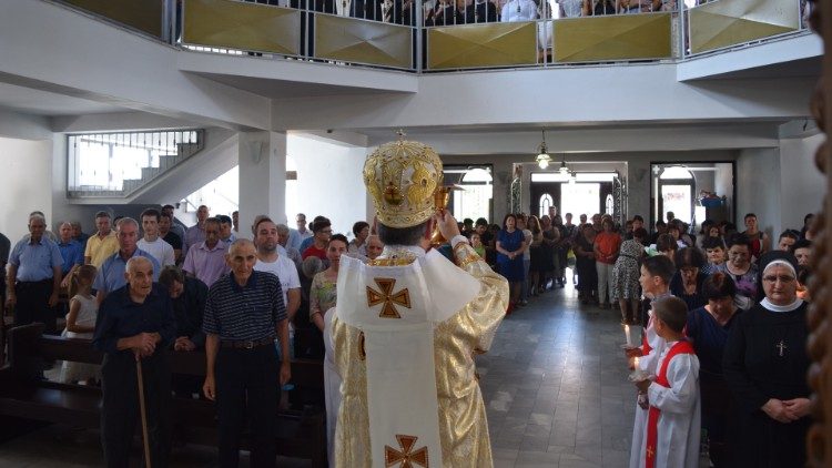 Епископот Стојанов на света Литургија во Радово 
