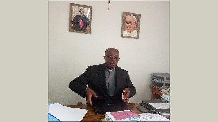 2019.08.27 RD Congo  Padre Paul Babikire, direttore dell'Ufficio diocesano dei lavori medici dell'arcidiocesi di Bukavu