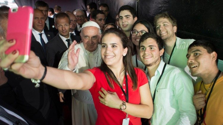 教宗方濟各2015年訪問巴拉圭和青年在一起