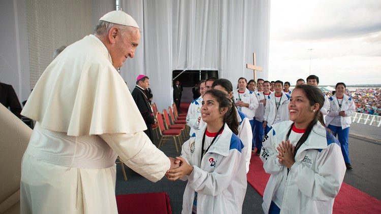 教皇フランシスコとパラグアイの若者たち　2015年7月　パラグアイ・アスンシオンで