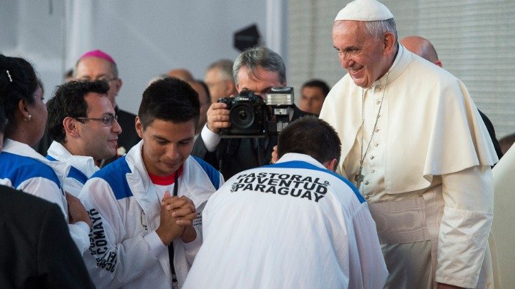 프란치스코 교황과 파라과이 젊은이들 (자료 사진)