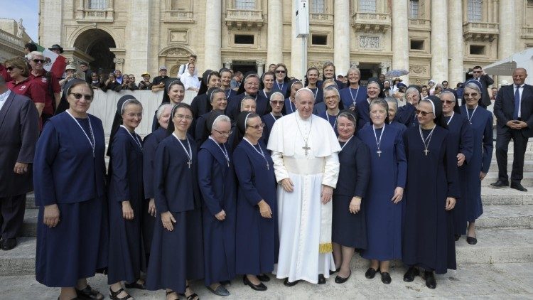 Le Pape François et des religieuses ukrainiennes place Saint-Pierre, à Rome, le 28 août 2019.