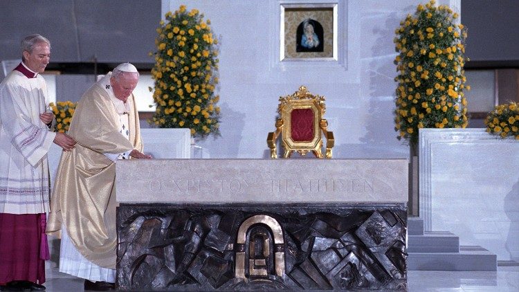 Sv. Janez Pavel II posvečuje oltar svetišča Solzne Marije v Sirakuzah 6. novembra 1994.