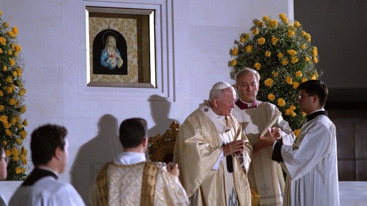 Popiežius šv. Jonas Paulius II Sirakūzų Marijos Ašarų bazilikoje 1994 m. 