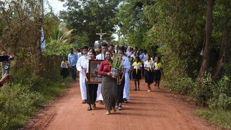 Fiéis cambojanos em peregrinação com as relíquias dos pais de Santa Teresa de Lisieux, Padroeira das Missões