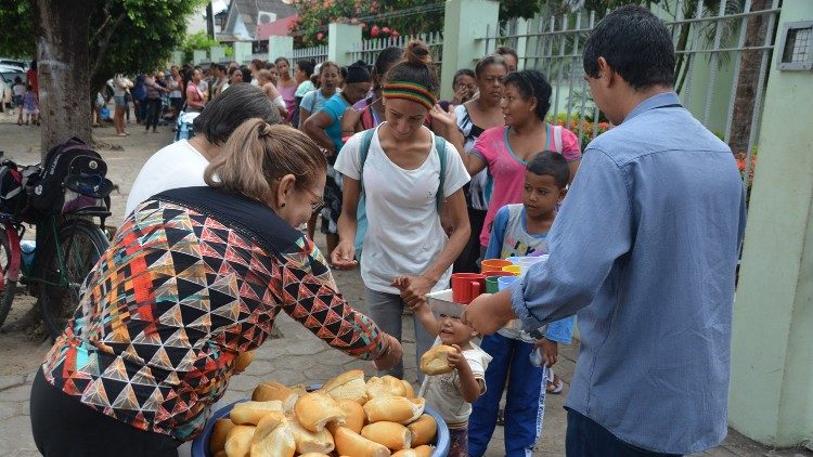 Venezuelanos recebem café da manhã na casa das missionárias da Consolata, em Boa Vista
