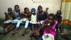 crianças angolanas num convivio humilde.jpg