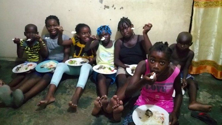 Grupo de crianças em Angola