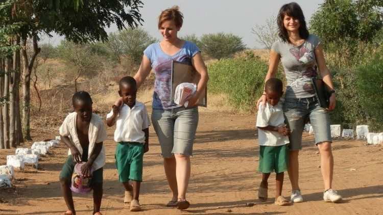 Emília so Zuzkou Helienkovou a tanzánskymi deťmi.