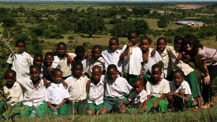 Emília s deťmi v Tanzánii