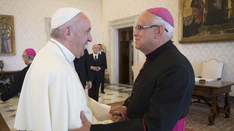 Le Pape François recevant le cardinal Ramazzini lors d'une réunion au Vatican le 22 mai 2017.