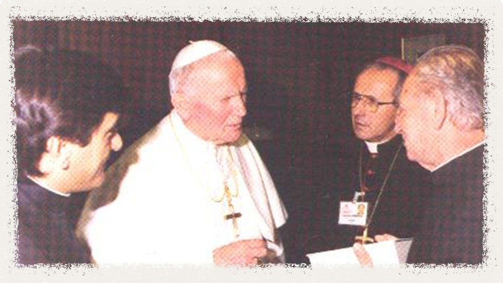 Dom Simon Flipaj - sacerdote albanese di Tivar-Bar Montenegro, in udienza dal Giovanni Paolo II 24 ottobre 1994 dona a Wotilla una coppia della Bibbia in lingua albanese