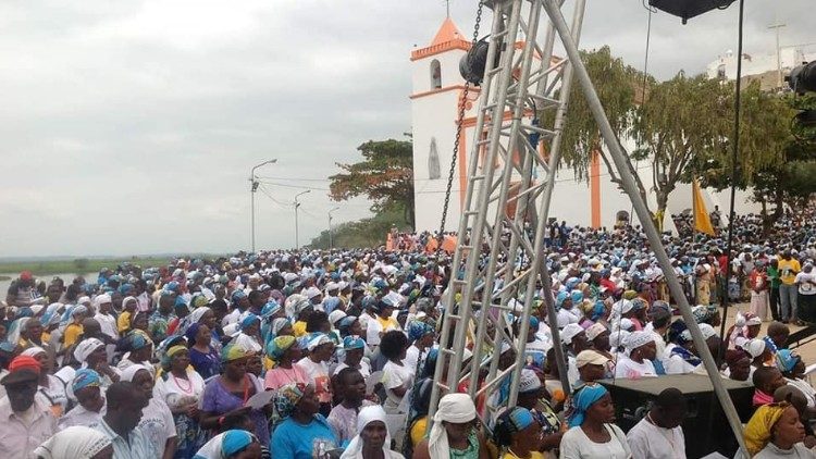 Fiéis e peregrinos no Santuário da Muxima (Diocese de Viana, Angola)