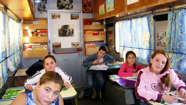 ‘롬인(집시)’ 아이들은 라살리아회를 통해 이동 교실에서 쓰고 읽는 법을 배웁니다.
