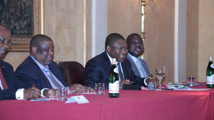 Martinho Mateus (la dreapta) cu preşedintele Mozambicului, Felipe Nyusi (în centru)