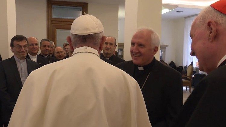 Papež Frančišek pozdravlja ljubljanskega nadškofa msgr. Stanislava Zoreta 9. 3. 2019.