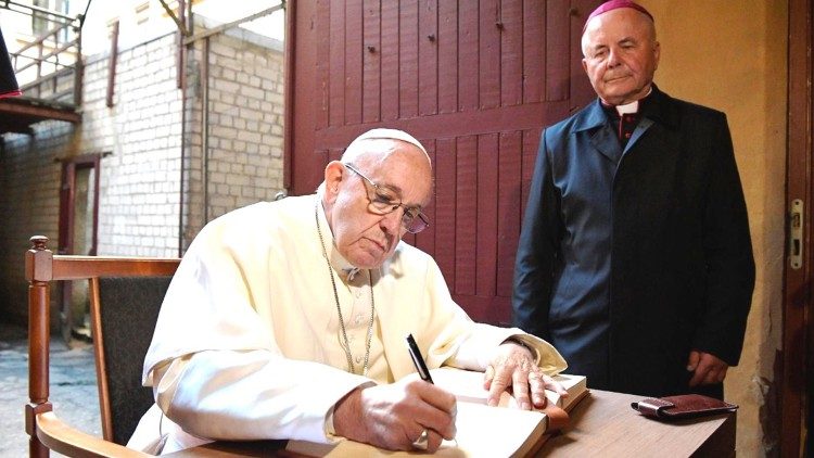 Popiežius ir arkivyskupas Sigitas Tamkevičius KGB kalėjime 2018 rugsėjo 23 d.