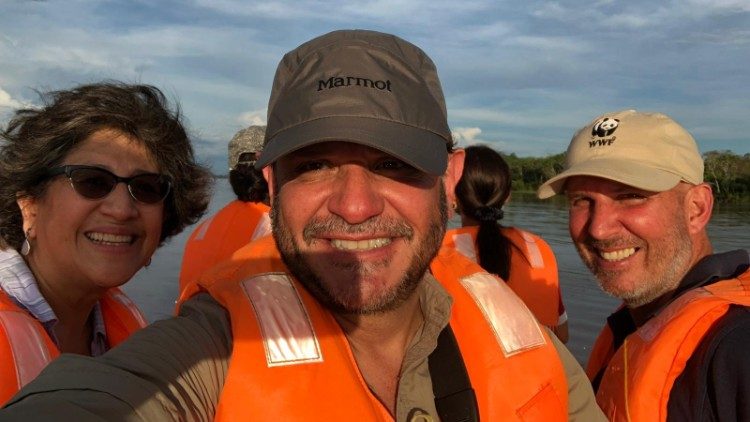 Roberto Troya con chaleco salvavidas en Pacaya Samiria Amazonía de Perú