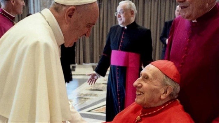 Le Pape François et le cardinal Roger Etchegaray. 