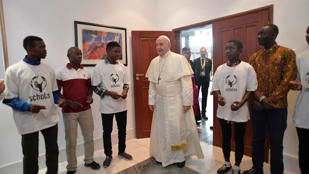 Archivo. En ?frica Francisco se encuentra con Scholas