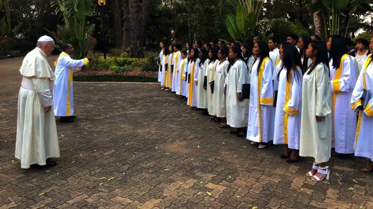 Hudobné privítanie pápeža na dvore Apoštolskej nunciatúry v Antananarive
