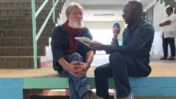 Jean Pierre Bodjoko in intervista con padre Pedro Opeka a Madagascar.jpg