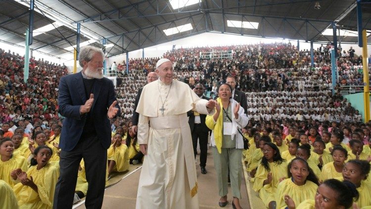 Pope Francis in Madagascar - with the Akamosoa Quarry families