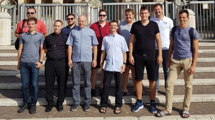 Gruppo di seminaristi del seminario maggiore di Lubiana guidato da rettore Peter Kokotec 1.jpg