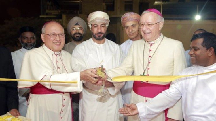 Апостолическият нунций Франсиско Падиля и Ахмед Хамис Масуд Ал Бахри при откриването на новата църква