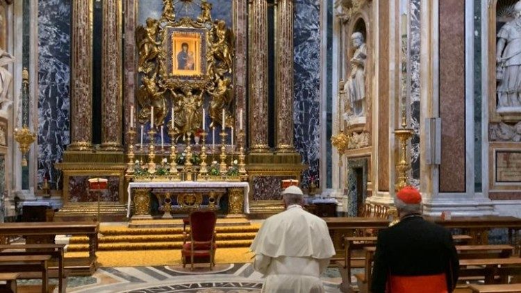 Pope Francis prays before the Icon of Maria Salus Populi Romani at the conclusion of his Apostolic Visit to Mozambique, Madagascar and Mauritius
