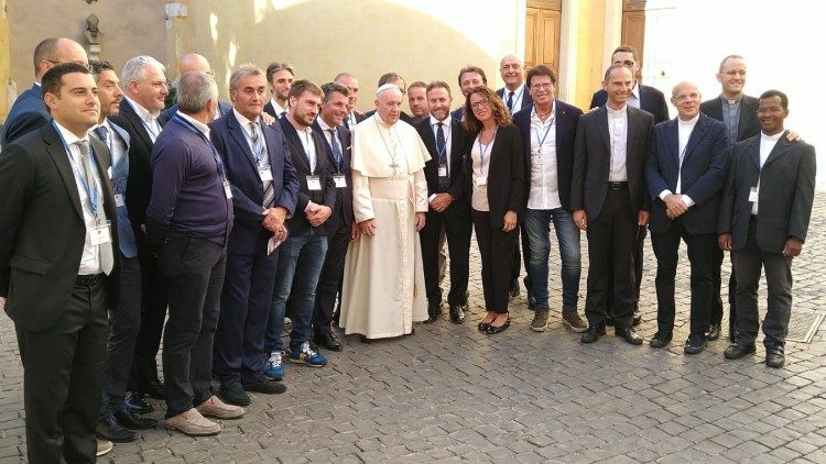 Il Papa icontra i componenti della squadra dei "Campioni del Cuore"