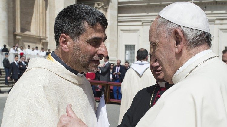 отець Р. Ґрімальді вітається з Папою під час Святої Меси 8 квітня 2018